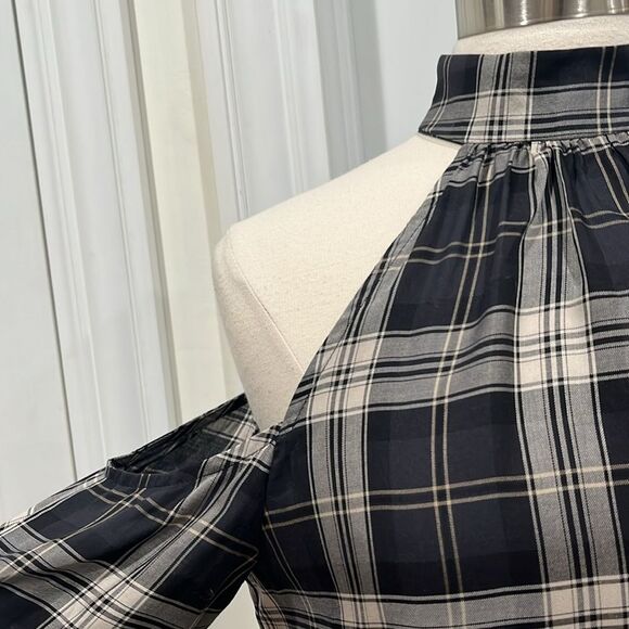 New! DREW Cold shoulder plaid tartan top in Charcoal Size Small NWT - Picture 3 of 15